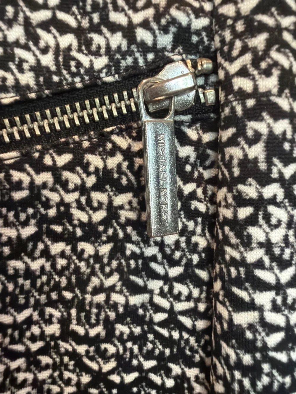 Michael Kors Skirt with side zipper and front zippered pockets